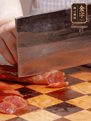金字香腸煮熟，切片