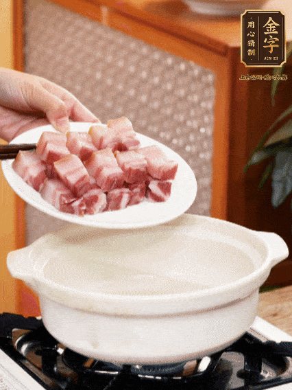 鍋內(nèi)倒油，下咸肉微微煸炒，再放排骨炒一下