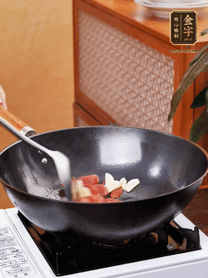 熱油，香腸微微煸出香味，加蒜片、小米辣