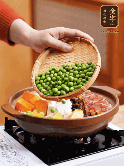 再鋪上臘腸、醬油肉、豌豆，小火煲6分鐘