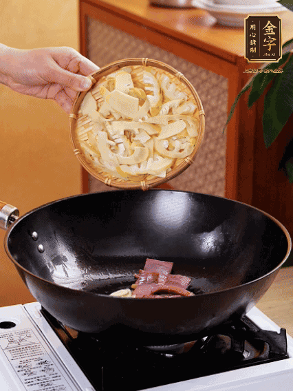 油熱，下蒜末、火腿煸炒出香味，再下筍片微微翻炒