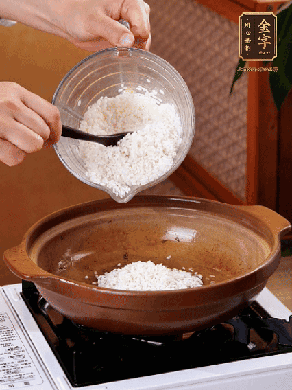 砂鍋中倒入煎羊肚菌的油，涂勻。加入提前浸泡過(guò)1小時(shí)的生米，再加入和生米齊平的水,,蓋蓋子，大火煮沸后轉(zhuǎn)小火煮至水分微干