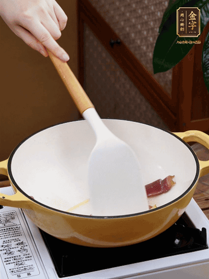 油熱，姜絲、火腿微微煸出香味