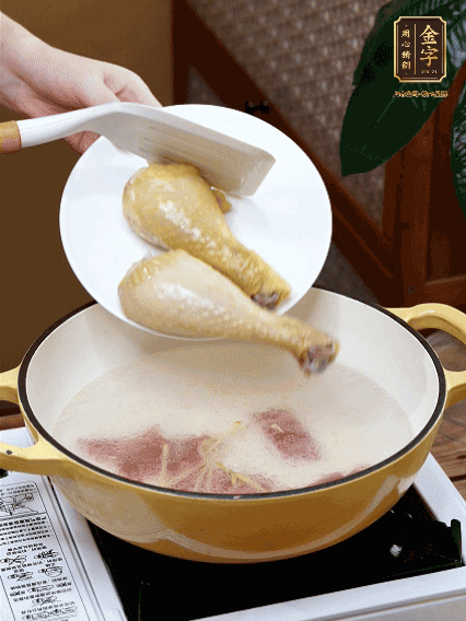 倒清水，放雞腿，大火煮開轉(zhuǎn)中小火煮20分鐘