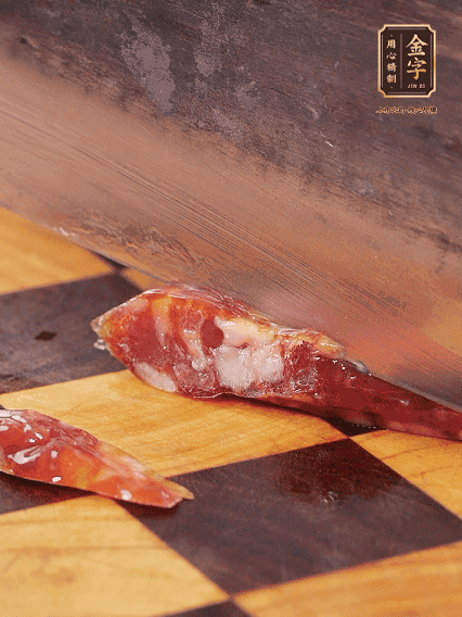 金字金華香腸切片，調(diào)制煲仔飯料汁：生抽2勺+蠔油1勺+1勺芝麻油+半勺糖