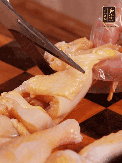 土雞處理干凈，切成大塊，加蔥姜、花雕酒、鹽腌制10分鐘