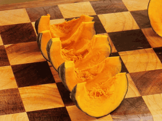 貝貝南瓜去瓤切小塊；干香菇熱水泡發(fā)，切條