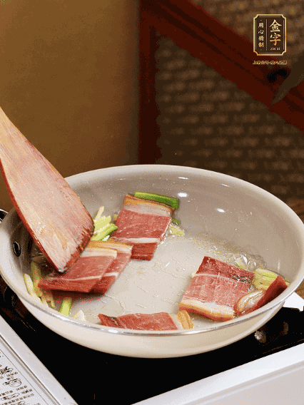 熱油下鍋，火腿、蔥姜蒜煸出香味備用