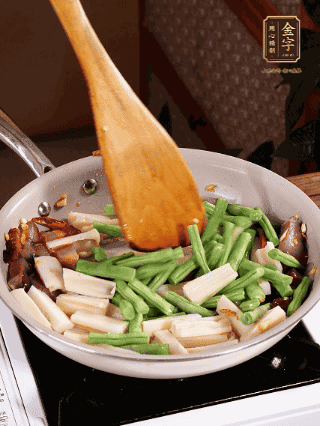 加少許生抽、蠔油、料酒、雞精調(diào)味，少許清水燜2分鐘，炒至豆角皺皮即可